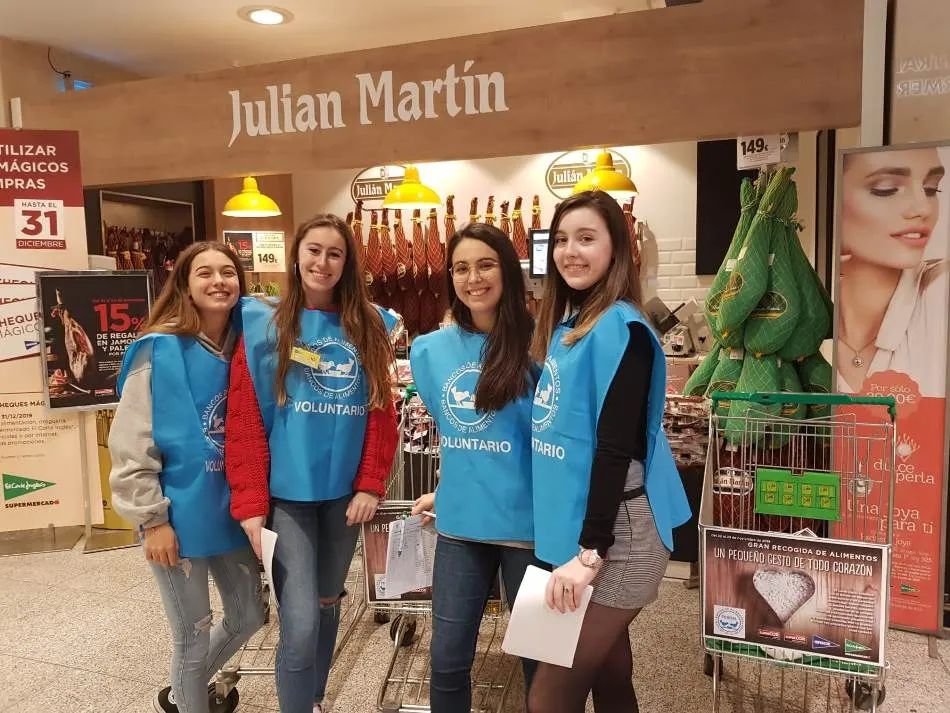 Foto 11 - Alumnos del IES Senara de Babilafuente y del Colegio Mayor Oviedo colaboran con la Gran Recogida