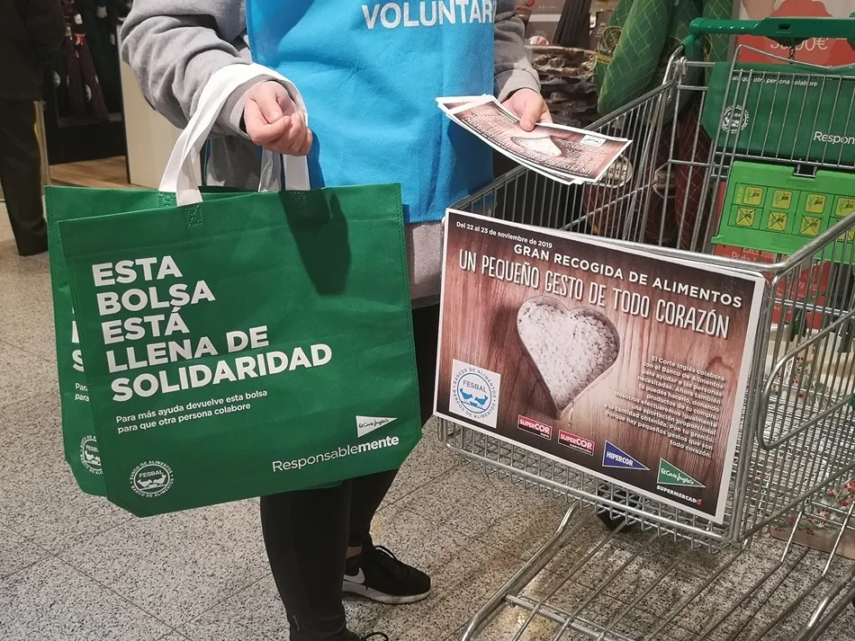 Foto 10 - Alumnos del IES Senara de Babilafuente y del Colegio Mayor Oviedo colaboran con la Gran Recogida