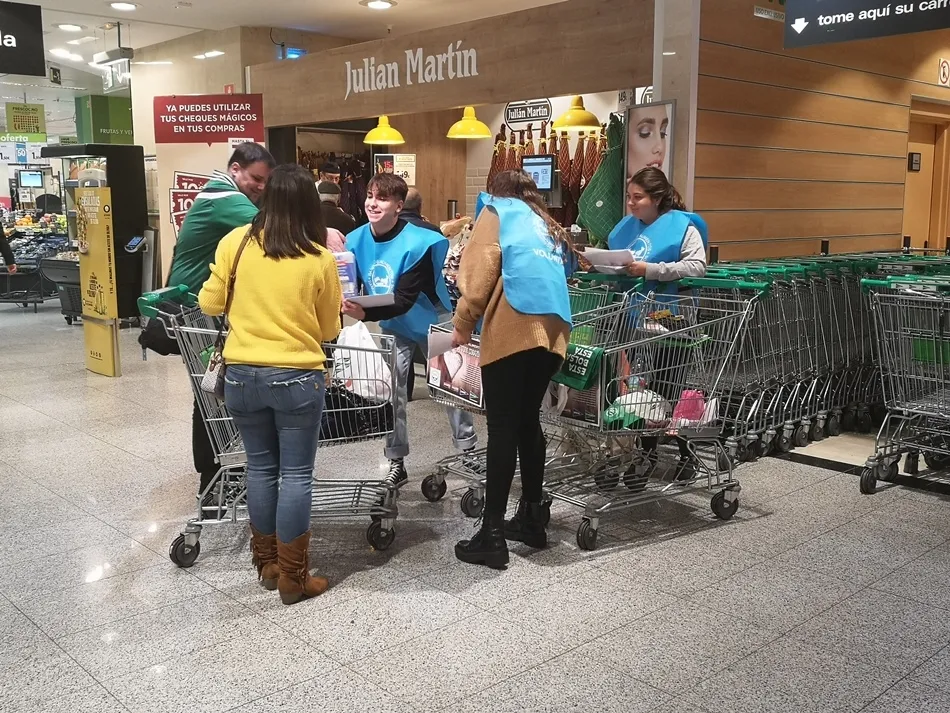 Foto 8 - Alumnos del IES Senara de Babilafuente y del Colegio Mayor Oviedo colaboran con la Gran Recogida