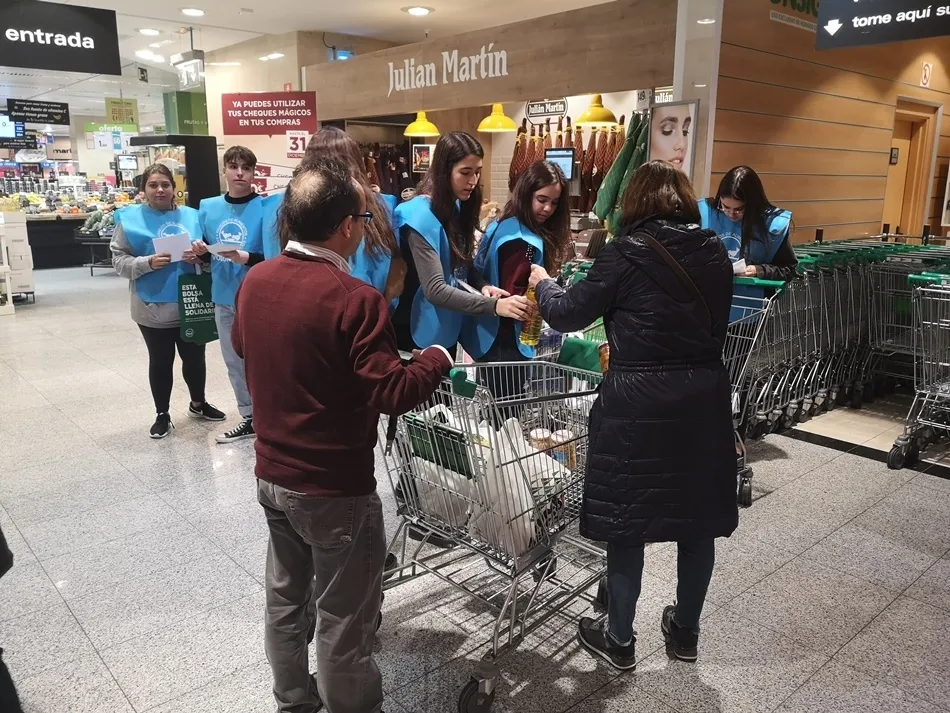 Foto 7 - Alumnos del IES Senara de Babilafuente y del Colegio Mayor Oviedo colaboran con la Gran Recogida