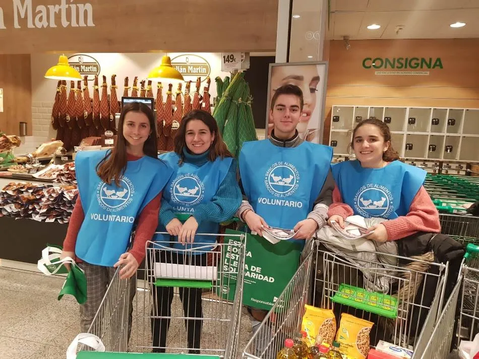 Foto 6 - Alumnos del IES Senara de Babilafuente y del Colegio Mayor Oviedo colaboran con la Gran Recogida