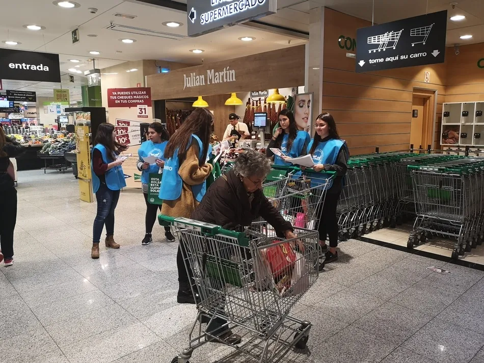 Foto 5 - Alumnos del IES Senara de Babilafuente y del Colegio Mayor Oviedo colaboran con la Gran Recogida