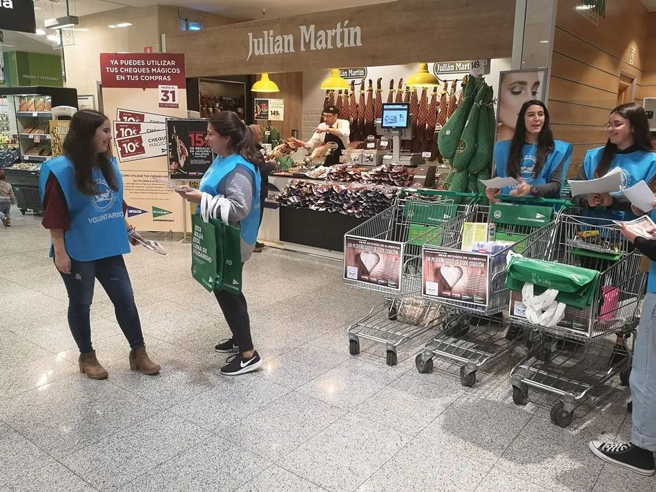 Foto 4 - Alumnos del IES Senara de Babilafuente y del Colegio Mayor Oviedo colaboran con la Gran Recogida