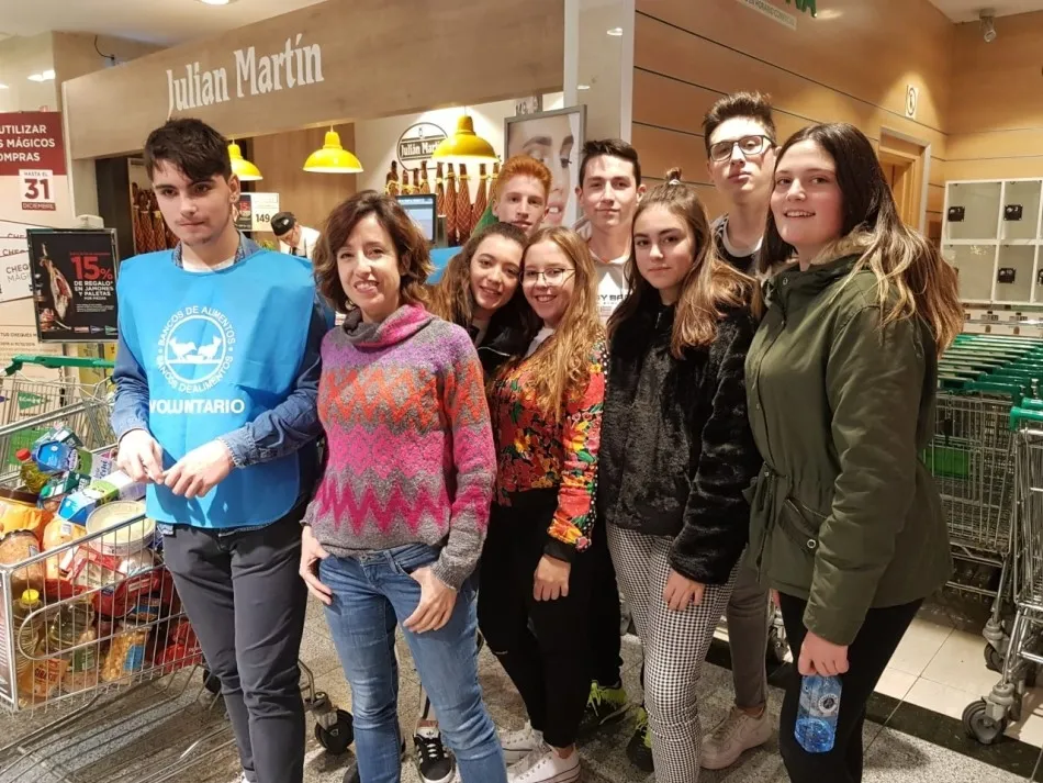 Foto 3 - Alumnos del IES Senara de Babilafuente y del Colegio Mayor Oviedo colaboran con la Gran Recogida