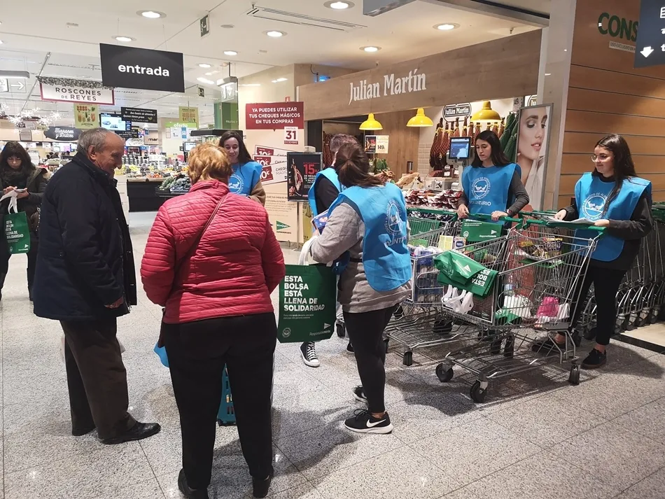 Foto 2 - Alumnos del IES Senara de Babilafuente y del Colegio Mayor Oviedo colaboran con la Gran Recogida