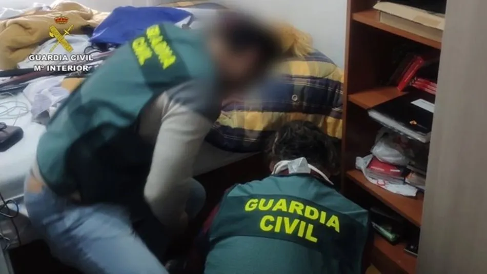 La operación ha sido desarrollada por el Equipo de Policía Judicial de la Guardia Civil de Arenas de San Pedro (Ávila) con el apoyo del Equipo de Investigación Tecnológica de la Guardia Civil de Ávila