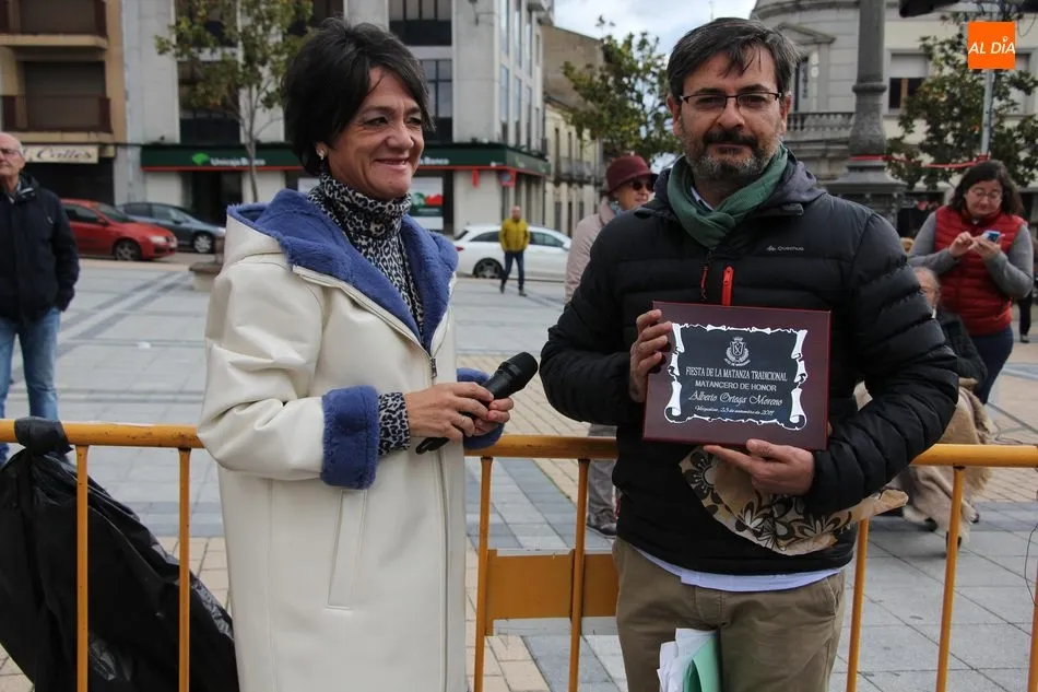 La alcaldesa, Luisa de Paz, le hacía entrega de una placa al Matancero de Honor, Alberto Ortega