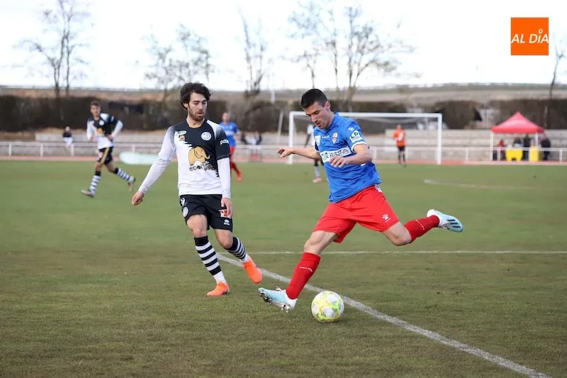 Javi Navas presiona a un rival del Logroñés durante el partido / Lydia González