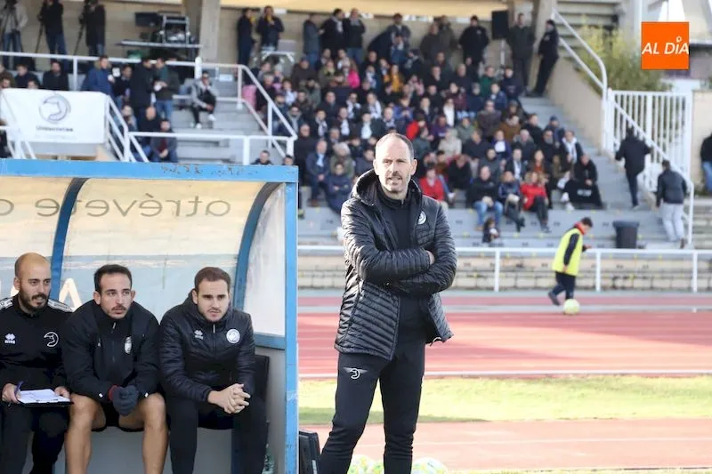 Jabi Luaces en el área técnica durante el partido / Lydia González