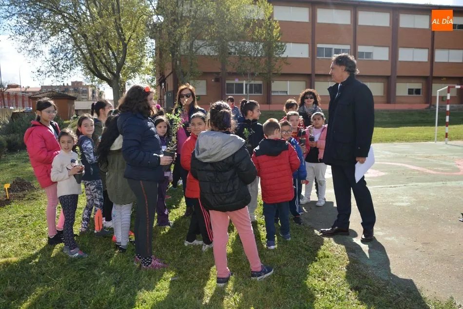 El alcalde de Salamanca, Carlos García Carbayo, en una acto con escolares en el Colegio Lazarillo de Tormes. Foto de archivo