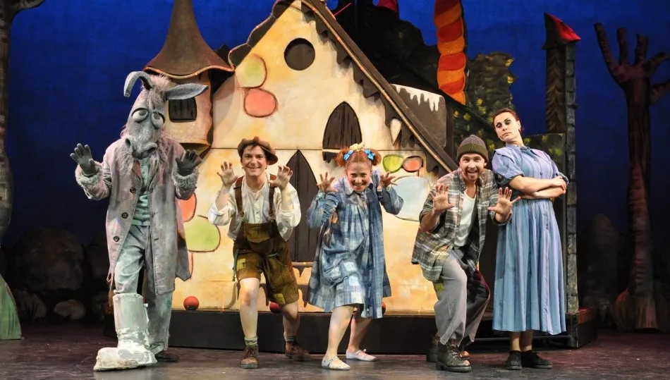 Los hermanos Hansel y Gretel, la egoísta madrastra, el desventurado padre, la malvada bruja y, como no, la deliciosa casita de chocolate, emocionarán a los pequeños espectadores