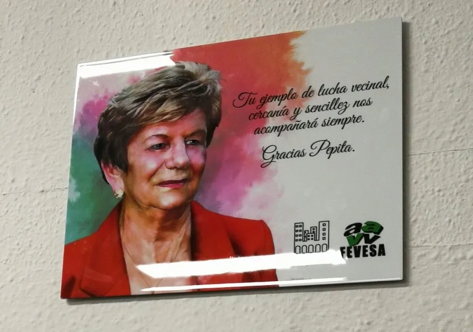 Foto 4 - Emotivo y merecido homenaje a Pepita Mena en la asociaci&oacute;n vecinal de San Jos&eacute;