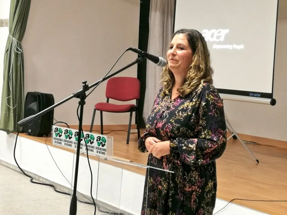 Foto 2 - Emotivo y merecido homenaje a Pepita Mena en la asociaci&oacute;n vecinal de San Jos&eacute;