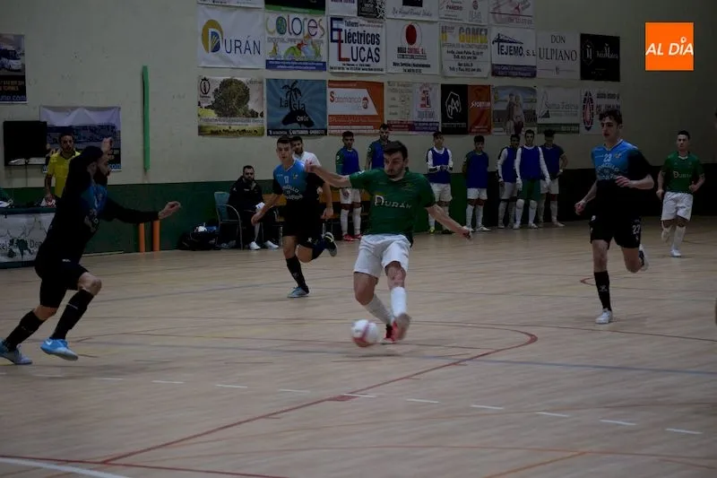 Pinto dispara a portería durante el partido / Pedro Zaballos