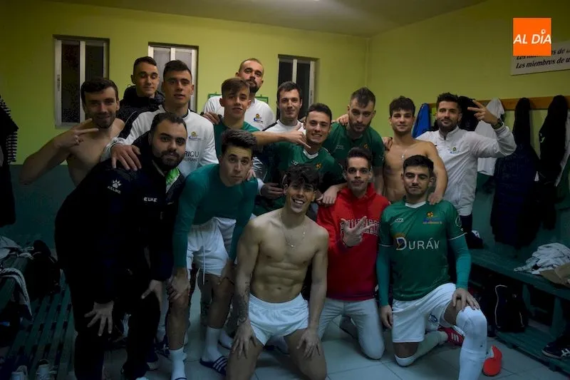 Foto 2 - El Piensos Dur&aacute;n Albense suma y sigue con otra goleada ante Ribeira (7-1)