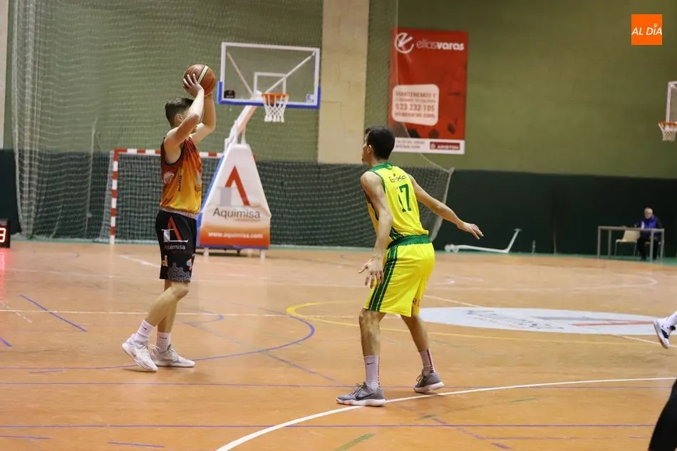 Foto 7 - El Aquimisa Carbajosa no se cansa de ganar ante el ULE Le&oacute;n en la pr&oacute;rroga (70-67)