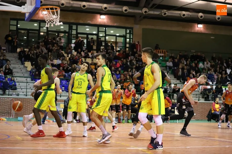 Foto 4 - El Aquimisa Carbajosa no se cansa de ganar ante el ULE Le&oacute;n en la pr&oacute;rroga (70-67)
