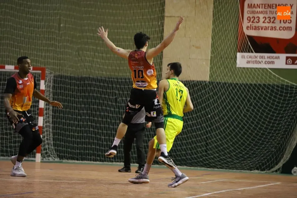 Foto 2 - El Aquimisa Carbajosa no se cansa de ganar ante el ULE Le&oacute;n en la pr&oacute;rroga (70-67)