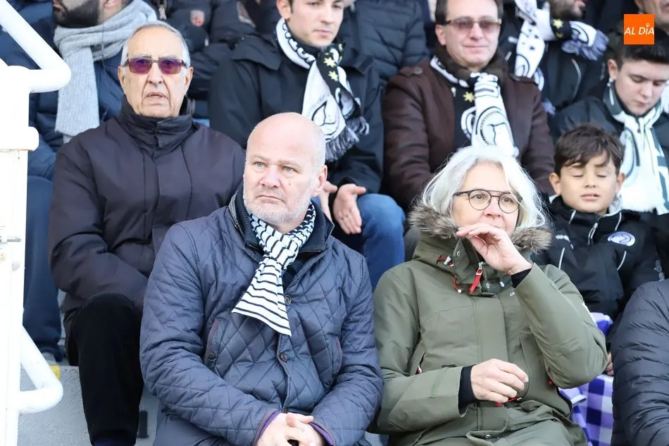 Foto 9 - La afici&oacute;n de Unionistas contin&uacute;a animando en las malas al equipo
