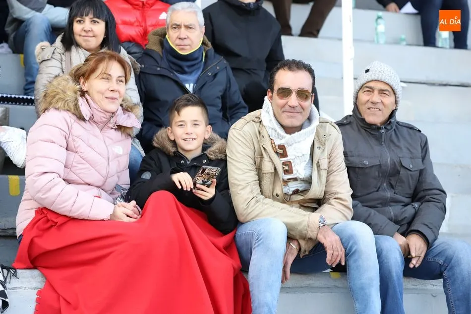 Foto 8 - La afici&oacute;n de Unionistas contin&uacute;a animando en las malas al equipo