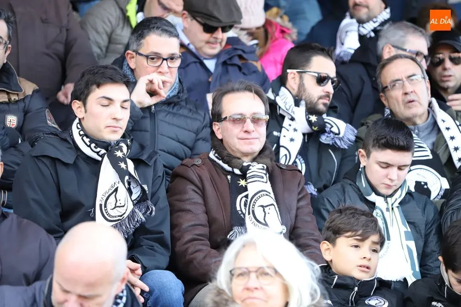 Foto 7 - La afici&oacute;n de Unionistas contin&uacute;a animando en las malas al equipo