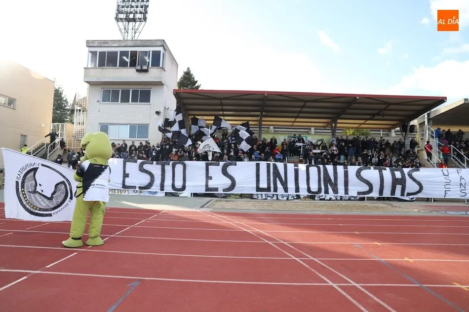Foto 6 - La afici&oacute;n de Unionistas contin&uacute;a animando en las malas al equipo