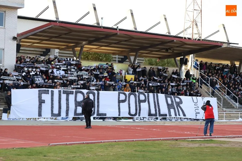 Foto 4 - La afici&oacute;n de Unionistas contin&uacute;a animando en las malas al equipo