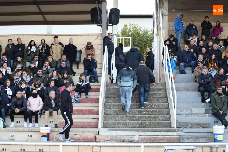Foto 3 - La afici&oacute;n de Unionistas contin&uacute;a animando en las malas al equipo