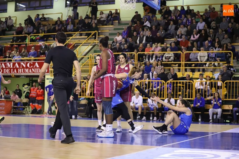 Foto 11 - El Perfumer&iacute;as Avenida no acusa el par&oacute;n y pasa por encima del Araski (70-46)