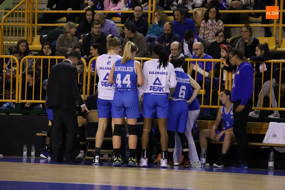 Foto 10 - El Perfumer&iacute;as Avenida no acusa el par&oacute;n y pasa por encima del Araski (70-46)