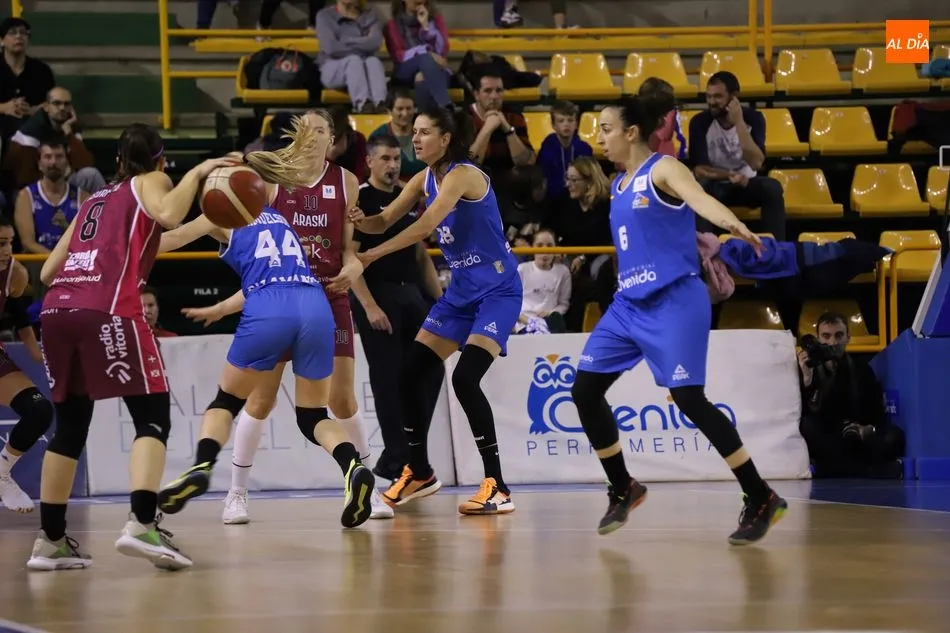 Foto 8 - El Perfumer&iacute;as Avenida no acusa el par&oacute;n y pasa por encima del Araski (70-46)
