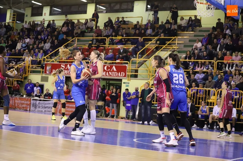 Foto 6 - El Perfumer&iacute;as Avenida no acusa el par&oacute;n y pasa por encima del Araski (70-46)