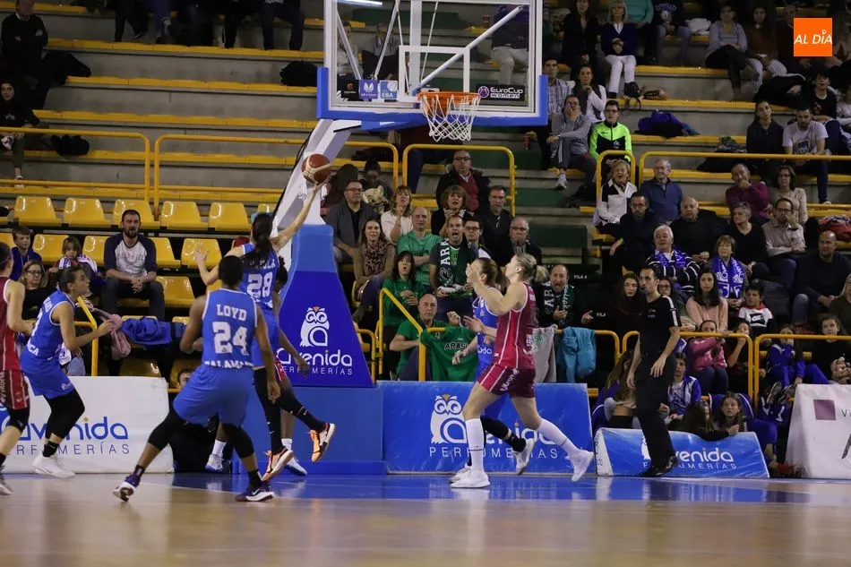 Foto 5 - El Perfumer&iacute;as Avenida no acusa el par&oacute;n y pasa por encima del Araski (70-46)