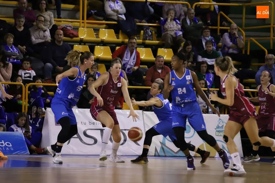 Foto 3 - El Perfumer&iacute;as Avenida no acusa el par&oacute;n y pasa por encima del Araski (70-46)