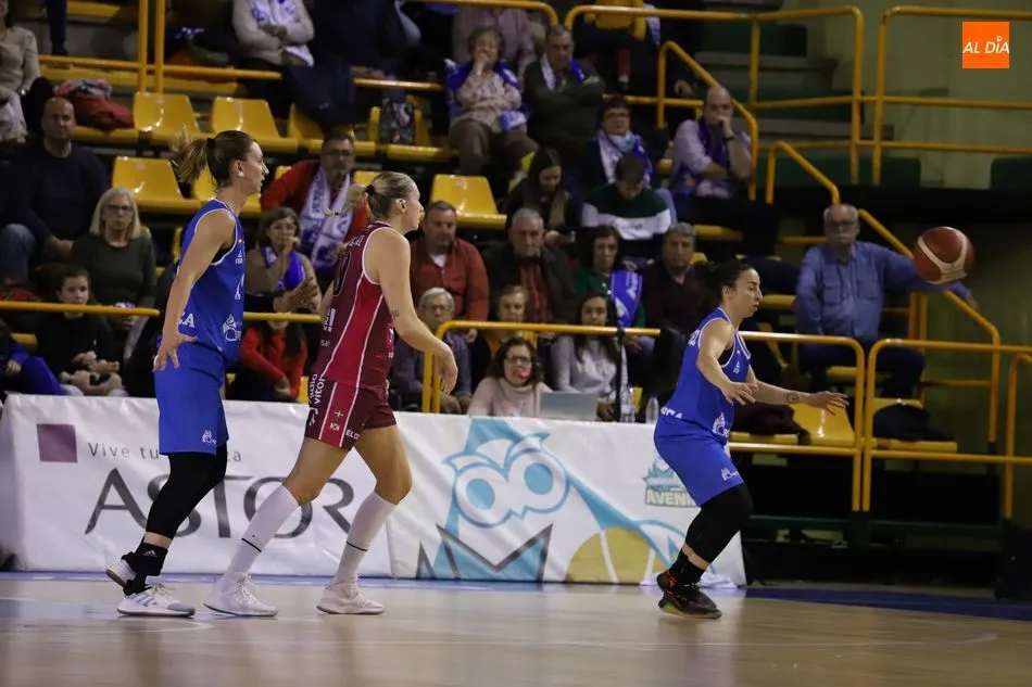 Foto 2 - El Perfumer&iacute;as Avenida no acusa el par&oacute;n y pasa por encima del Araski (70-46)