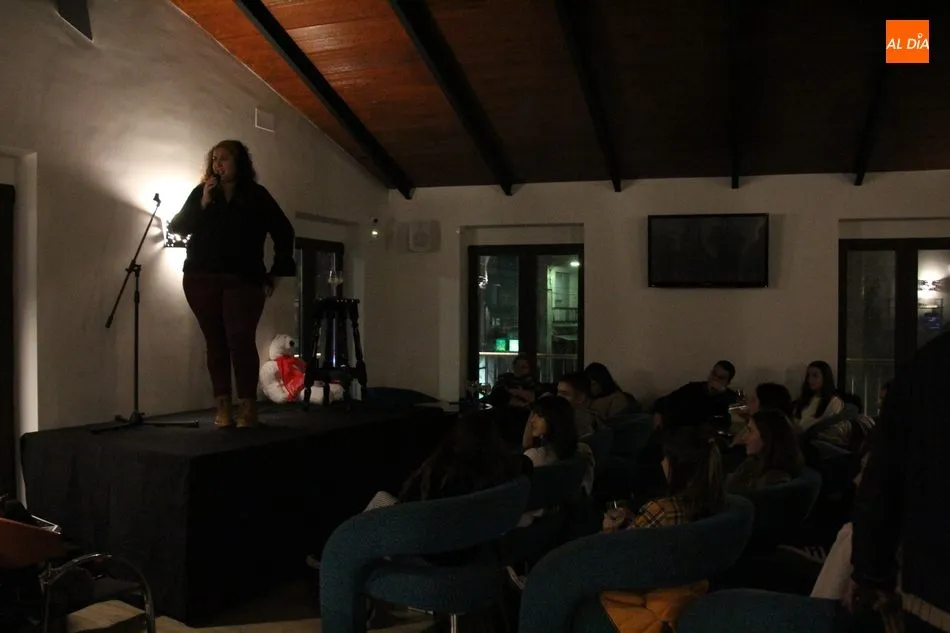Foto 8 - La monologuista Eva Cabezas logra las risas del p&uacute;blico en El Trastero de Vitigudino  