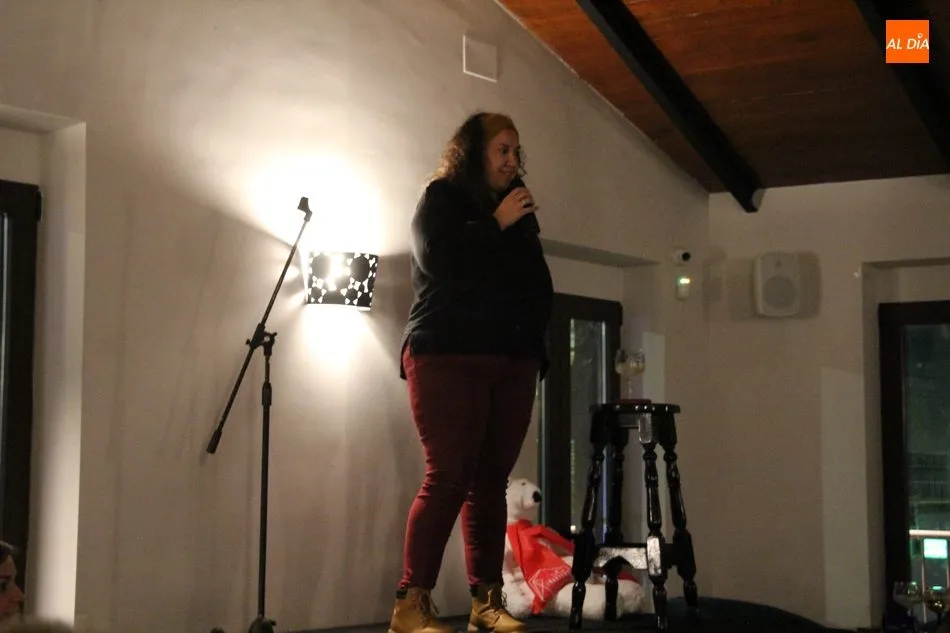 Foto 7 - La monologuista Eva Cabezas logra las risas del p&uacute;blico en El Trastero de Vitigudino  