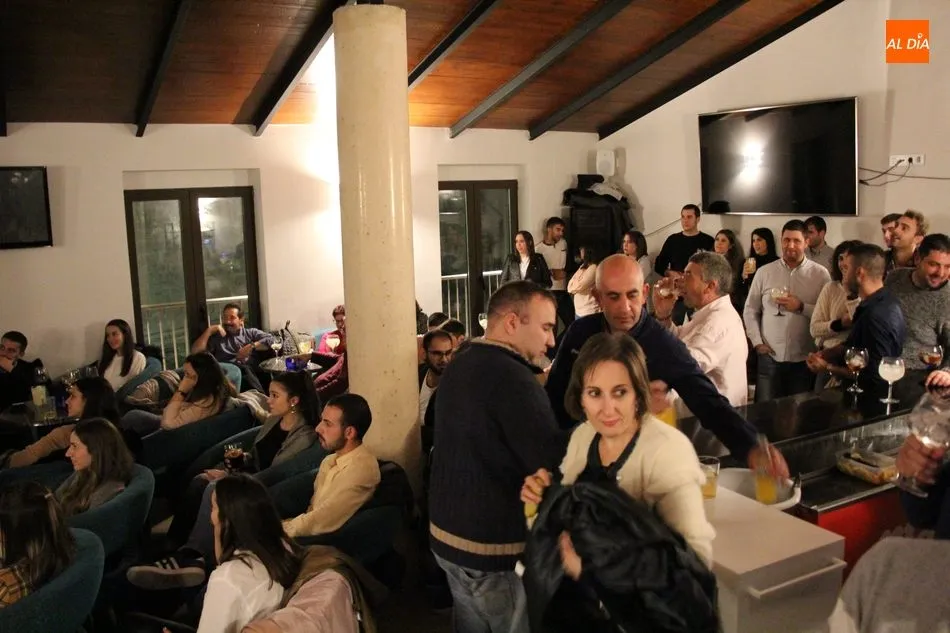 Foto 6 - La monologuista Eva Cabezas logra las risas del p&uacute;blico en El Trastero de Vitigudino  