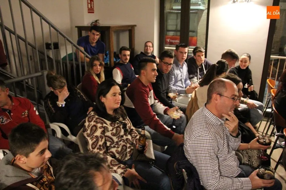 Foto 5 - La monologuista Eva Cabezas logra las risas del p&uacute;blico en El Trastero de Vitigudino  