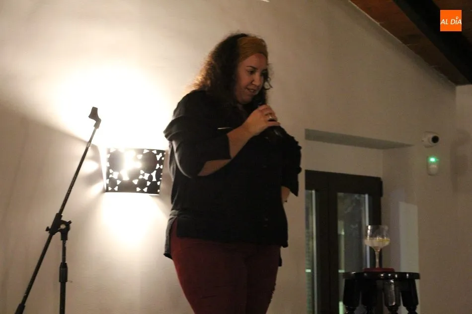 Foto 3 - La monologuista Eva Cabezas logra las risas del p&uacute;blico en El Trastero de Vitigudino  