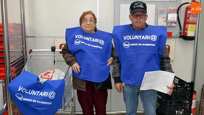 Numerosos voluntarios han colaborado en la gran recogida en favor del Banco de Alimentos realizada en los supermercados