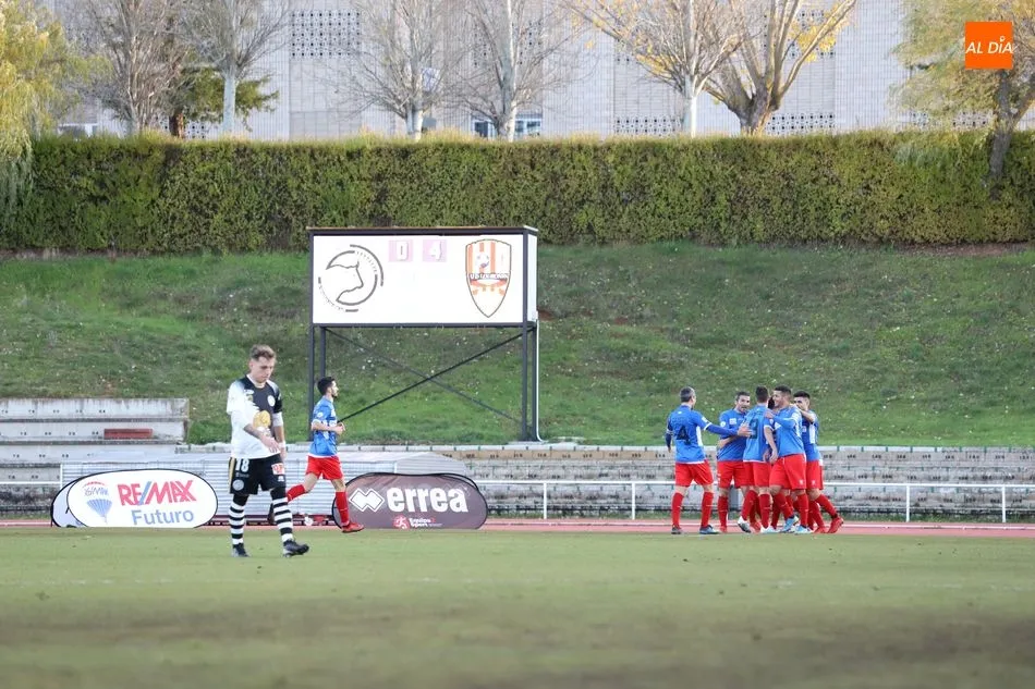 Los jugadores del Logroñés celebran el cuarto gol / Lydia González