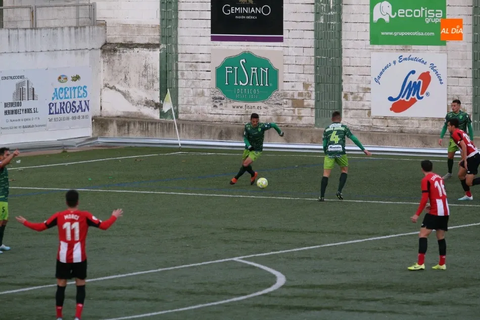 Foto 6 - El Guijuelo resurge para ganar con autoridad en casa al Bilbao Athletic (2-0)