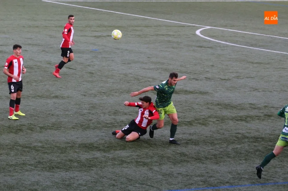 Foto 5 - El Guijuelo resurge para ganar con autoridad en casa al Bilbao Athletic (2-0)