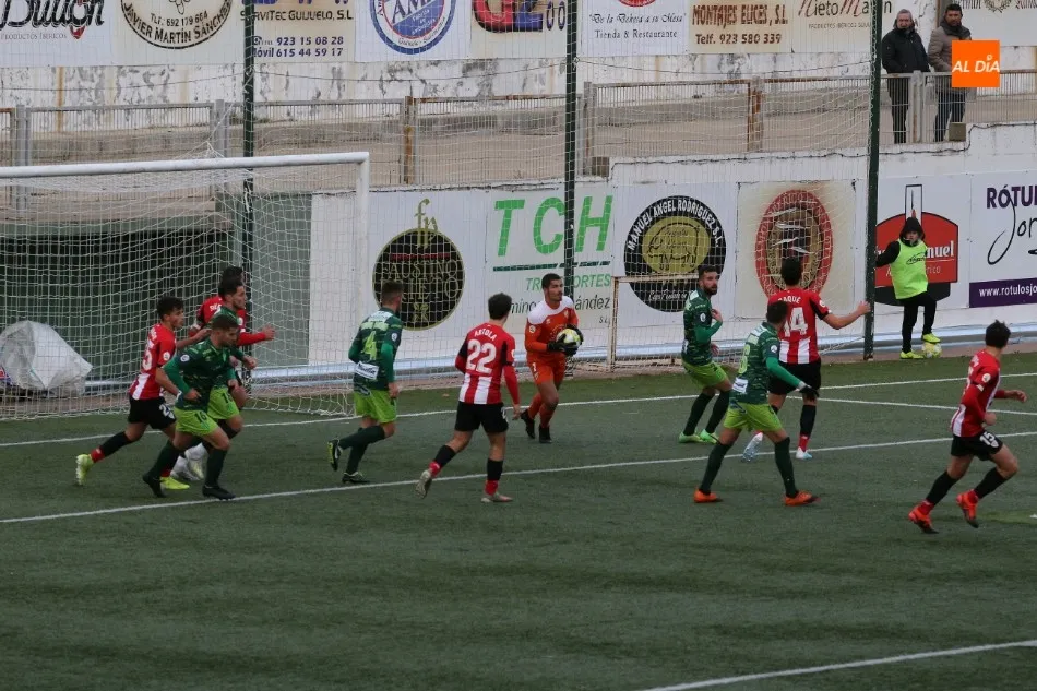 Foto 4 - El Guijuelo resurge para ganar con autoridad en casa al Bilbao Athletic (2-0)