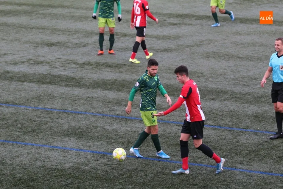 Foto 3 - El Guijuelo resurge para ganar con autoridad en casa al Bilbao Athletic (2-0)