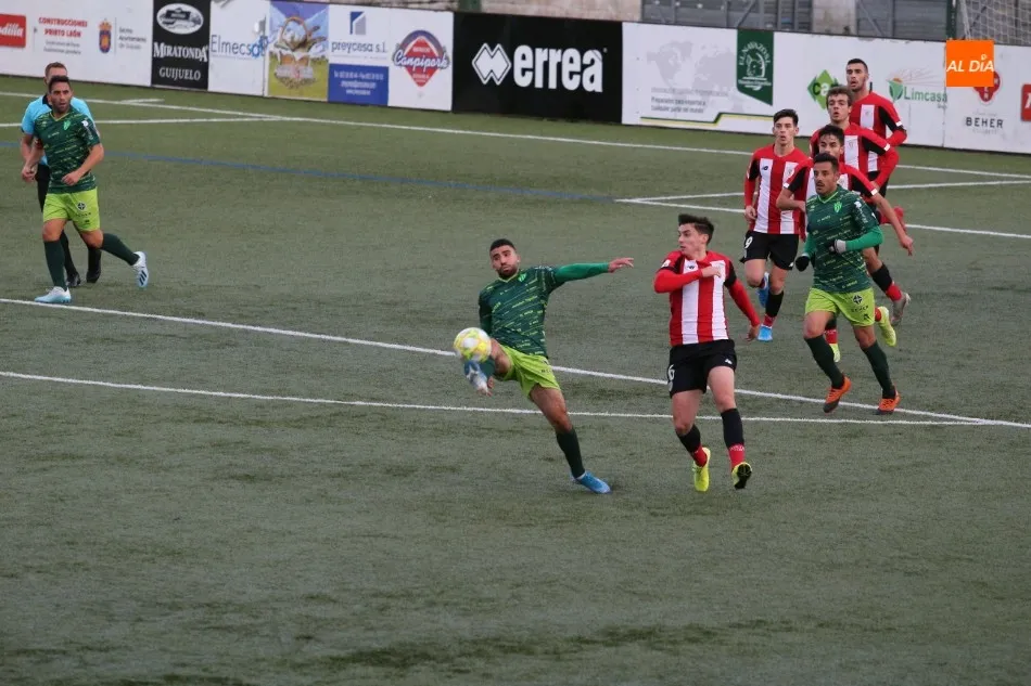 Foto 2 - El Guijuelo resurge para ganar con autoridad en casa al Bilbao Athletic (2-0)
