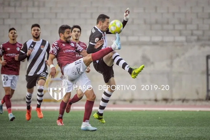 Carpio pelea por un balón / TWITTER