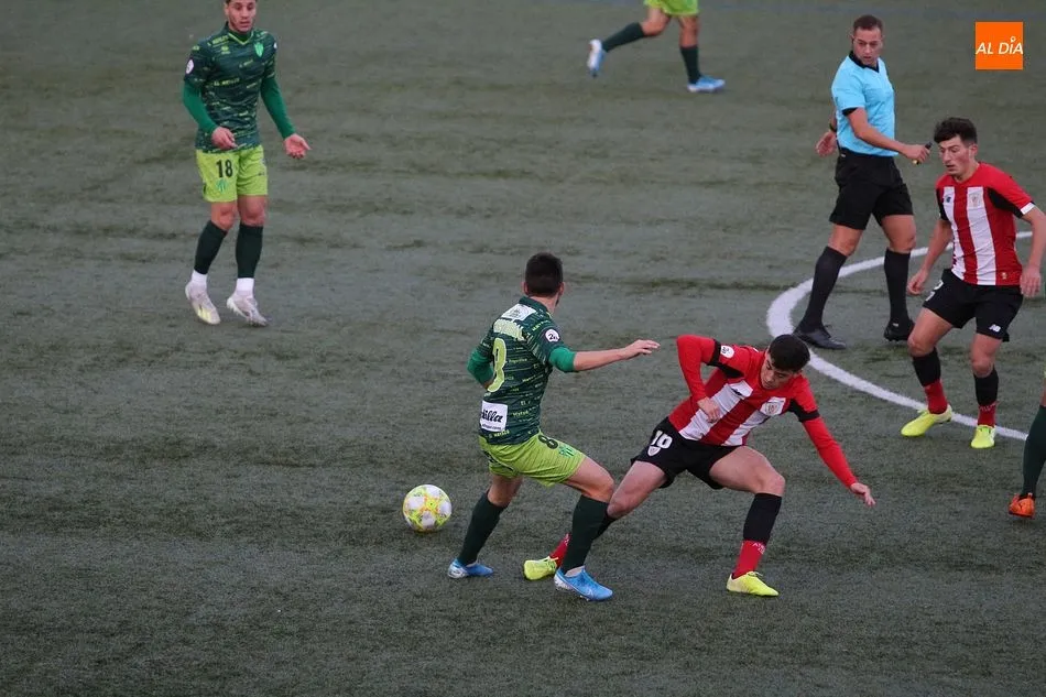 Foto 10 - El Guijuelo resurge para ganar con autoridad en casa al Bilbao Athletic (2-0)