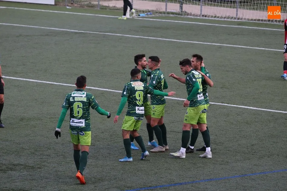 Foto 9 - El Guijuelo resurge para ganar con autoridad en casa al Bilbao Athletic (2-0)